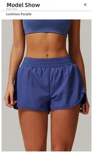 Détail d'un short de yoga violet glacé à taille haute avec tissu évacuant l'humidité