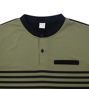 Gros plan du polo vert olive avec encolure noire et détails de texture rayée
