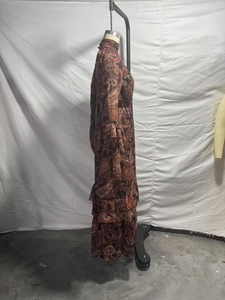 Détail de la robe longue en mousseline à motif cachemire avec volants et manches cloche