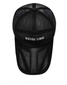 Draufsicht auf schwarze Mesh-Baseballkappe mit atmungsaktivem Gewebe und Bestickung