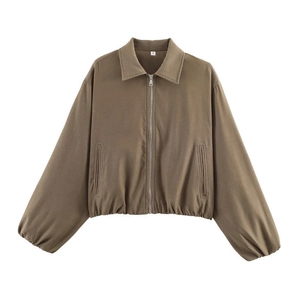 Détail d'une veste marron avec fermeture éclair argentée et étiquette de taille S