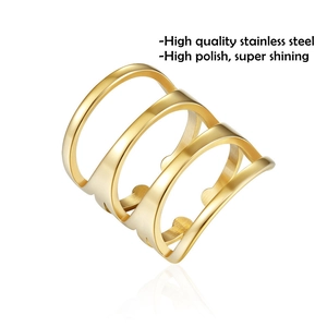 Dettaglio anello in acciaio inossidabile dorato multistrato con design geometrico aperto