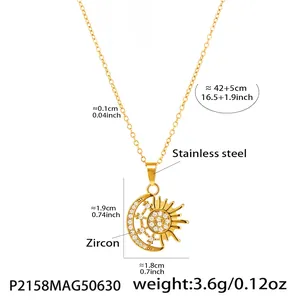 Dettaglio della collana con ciondolo sole e luna dorato con pietre di zircone cubico