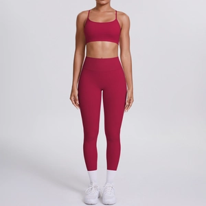 Détail du soutien-gorge de sport bordeaux et du legging de yoga sans couture taille haute