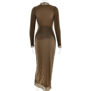 Détail du tissu texturé marron avec plis à la taille sur cette robe longue à col haut