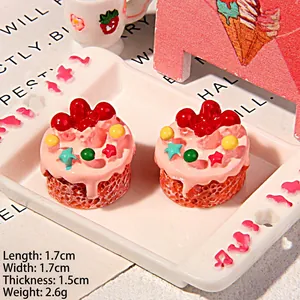 Détail macro de charmes de gâteau à la fraise en résine de 1,7cm pour le bricolage et bijoux