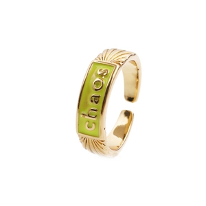 Anello aperto placcato oro con smalto verde rettangolare e scritta chaos su bianco