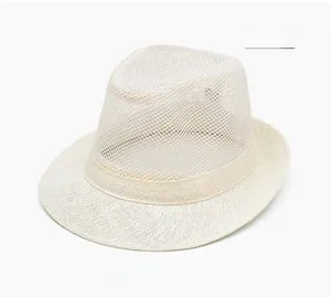 Détail de chapeau de soleil en maille beige montrant la texture respirante et le bord
