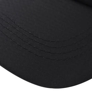 Dettaglio del tessuto nero ad asciugatura rapida con texture a nido d'ape e cuciture rinforzate