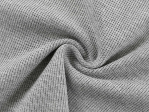 Detailaufnahme des grauen Rippstrickstoffs zeigt die Textur und hohe Elastizität