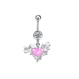 Détail d'un piercing au nombril argenté avec pendentif cœur rose, perles et zircons