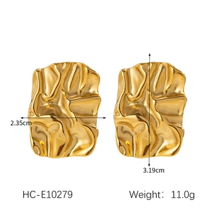 Detail view of 18K gold titanium earrings showing size 2.35x3.19cm and hammered texture