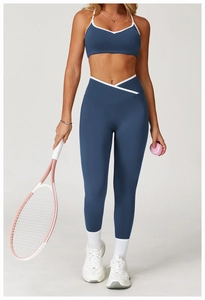 Detail van hoge taille yogaset met V-vormige kruisband en witte contrastrerende bies