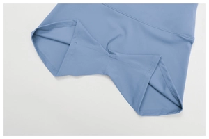 Dettaglio ravvicinato delle cuciture piatte professionali a sei fili degli shorts yoga