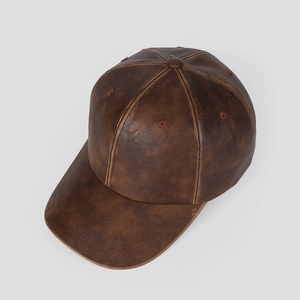 Dettaglio del cappello da baseball in pelle PU marrone con trama vintage e cuciture