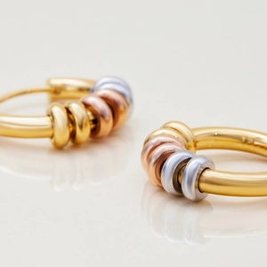 Minimalistische Ohrringe aus 18K vergoldetem Edelstahl mit dreifarbigen, kleinen Ringen