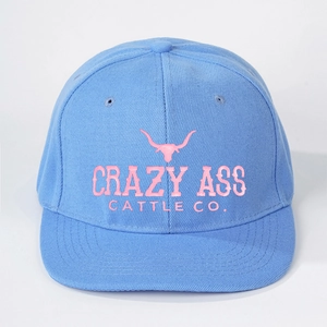 Casquette snapback bleu clair avec broderie rose Crazy Ass Cattle Co. et taureau