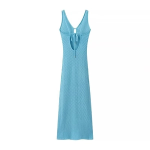 Détail de la robe en maille bleu clair avec texture ajourée et laçage au dos