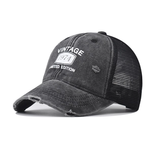 Casquette trucker vintage 1974 avec maille respirante et détails usés de style rétro