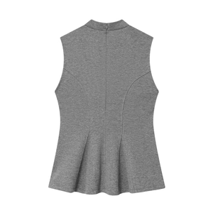 Detailweergave van de donkergrijze peplum top met onzichtbare rits aan de achterkant