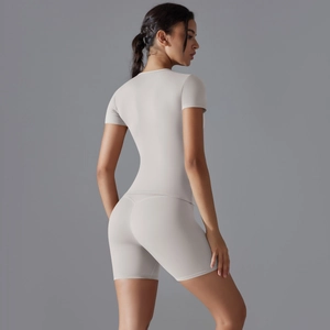 Vue arrière d'un ensemble de yoga gris avec haut court et short de sport taille haute