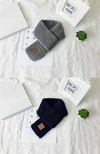Detailed knit texture of gray and navy kids scarves with leather BEST LOVE labels