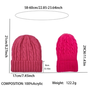 Detailansicht der pinken Zopfstrick-Beanie mit Maßen, Materialzusammensetzung und Gewicht