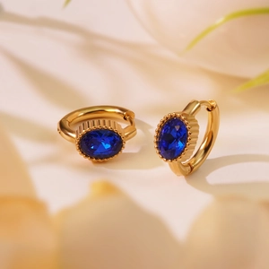 Créoles dorées vintage avec zircon bleu ovale et détails texturés perlés élégants