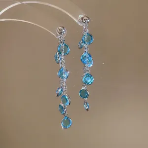 Orecchini a nappa in argento placcato oro 18 carati con perline di cristallo blu