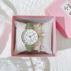 Dettaglio dell'elegante orologio al quarzo da donna e bracciale di perle in confezione regalo