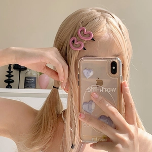 Barrettes à cheveux mignonnes en forme de cœur rose portées sur le côté par une fille