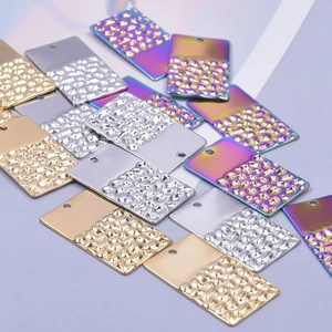 Vue macro du pendentif géométrique rectangle avec placage or 18k et texture martelée