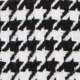 Gros plan sur le tissu pied-de-poule noir et blanc classique et le détail de l'ourlet plissé