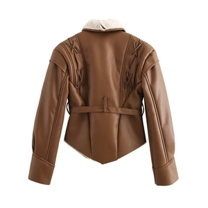 Veste marron en similicuir avec col en polaire et laçage décoratif au dos