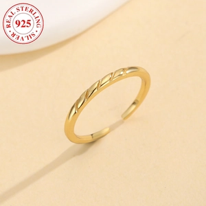 Adjustable S925 sterling silver toe ring with gold plating and diagonal texture