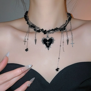 Detailaufnahme der Gothic Y2K Kette mit schwarzen Steinen und Herz-Kreuz-Anhänger