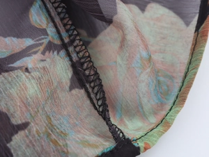 Detailaufnahme von schwarzem Blumen-Chiffon mit hochwertigen Nähten und Mesh-Struktur