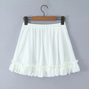 Detail van witte rok met hoge taille, elastische tailleband en ruches aan de zoom