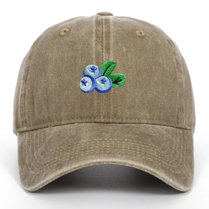Gros plan de la broderie de myrtille sur cette casquette en coton délavé vintage