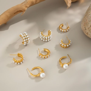 Eleganti orecchini a C placcati oro 18K con perle e strass su espositore in pietra