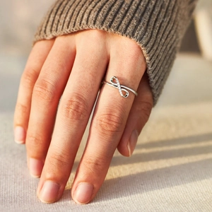 Anello infinito minimalista in argento sterling 925 con piccoli diamanti fini