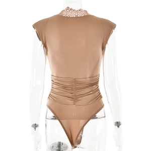 Dettaglio macro del body nude con scollo a V, pizzo delicato e design in vita arricciato