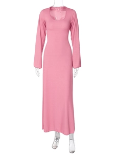 Dettaglio di un vestito rosa a maniche lunghe che mostra la trama in maglia a costine