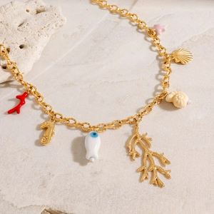 Goldene Edelstahlkette mit bunten Meeresanhängern für sommerlichen Strand-Look und Eleganz