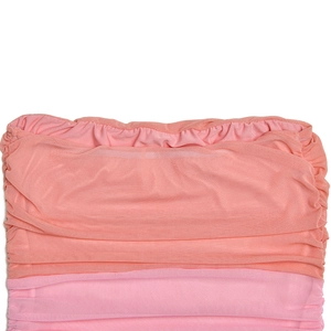 Détail du haut tube en tulle dégradé orange-rose avec design plissé élégant