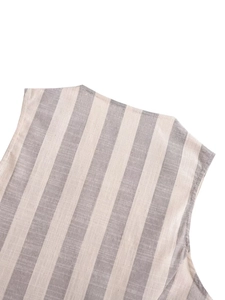 Gros plan du tissu en lin à rayures grises et blanches montrant les coutures d'épaule