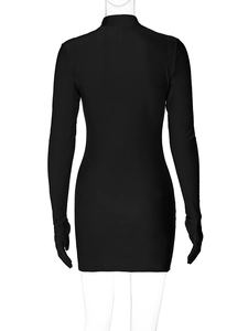 Vista posteriore di un mini abito nero a maniche lunghe con guanti integrati chic