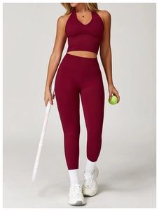 Détail de l'ensemble de yoga bordeaux sans couture avec legging côtelé et haut licou