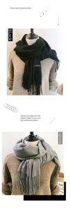 Détail de foulards unis à franges montrant la texture cachemire en noir et gris clair