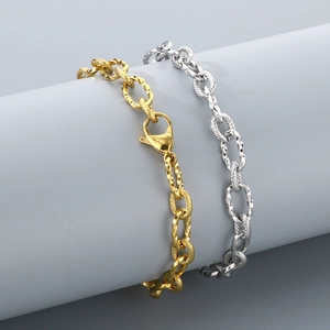 Détail de bracelets gourmette torsadés de 7mm en or et argent avec fermoir mousqueton